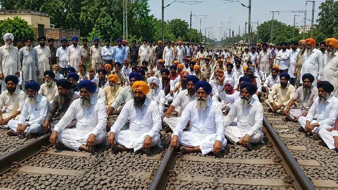 Qaumi Insaaf Morcha ਦਾ 'ਰੇਲ ਰੋਕੋ' ਅੰਦੋਲਨ ਸ਼ੁਰੂ; ਬੰਦੀ ਸਿੰਘਾਂ ਦੀ ਰਿਹਾਈ ਦੀ ਮੰਗ ਨੂੰ ਲੈ ਕੇ ਫਤਿਹਗੜ੍ਹ ਸਾਹਿਬ ਤੋਂ ਸਰਹਿੰਦ ਤੱਕ ਪ੍ਰਦਰਸ਼ਨ