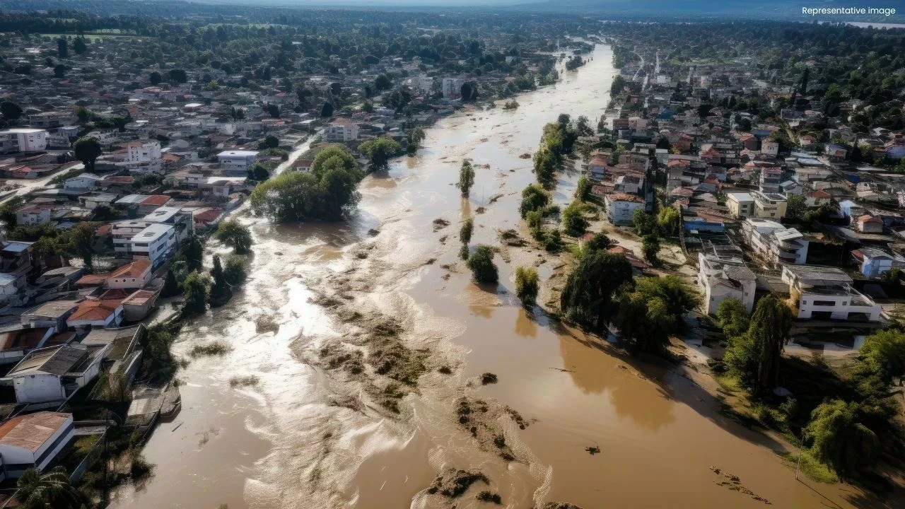 Beas River Flood: ਸੁਲਤਾਨਪੁਰ ਲੋਧੀ ਦੇ ਮੰਡ ਖੇਤਰ ’ਚ ਘਰ ਦਰਿਆ ’ਚ ਰੁੜ੍ਹਿਆ