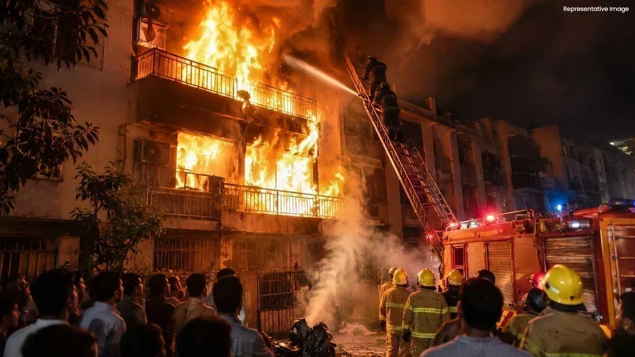 Noida Fire: ਈ-ਬਾਈਕ ਕਾਰਨ ਮਕਾਨ ਨੂੰ ਲੱਗੀ ਭਿਆਨਕ ਅੱਗ, 2 ਲੋਕਾਂ ਦੀ ਮੌਤ
