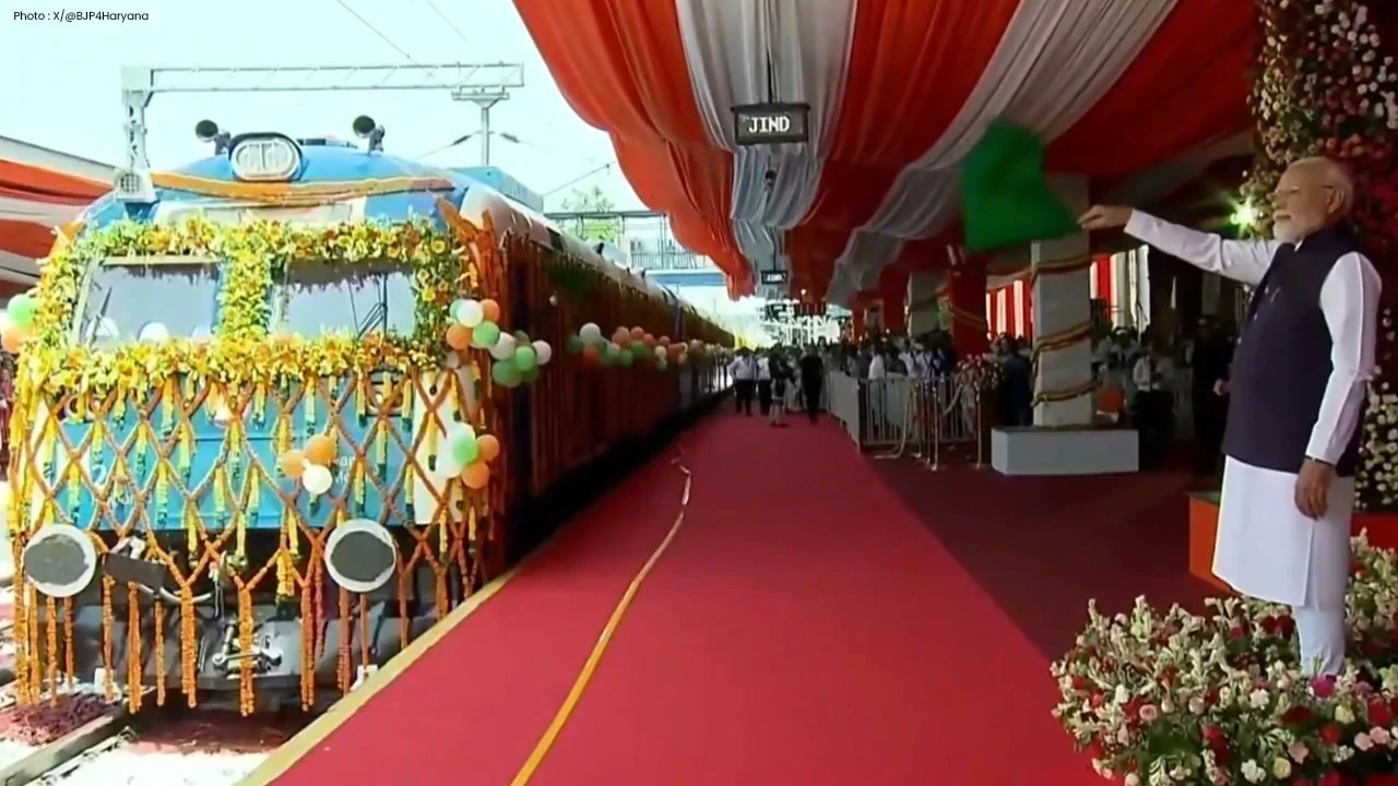 PM Modi Punjab Visit: ਦੇਸ਼ ਨੂੰ ਮਿਲੀ ਪਹਿਲੀ Hydrogen Train, ਹਰਿਆਣਾ-ਚੰਡੀਗੜ੍ਹ-ਪੰਜਾਬ ਨੂੰ ਹਜ਼ਾਰਾਂ ਕਰੋੜ ਦੇ ਵਿਕਾਸ ਪ੍ਰਾਜੈਕਟਾਂ ਦੀ ਸੌਗਾਤ