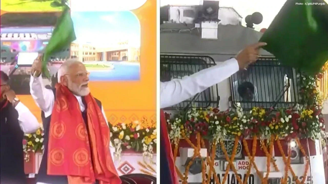 PM Modi Punjab Visit: ਜਲੰਧਰ ਪਹੁੰਚੇ ਪ੍ਰਧਾਨ ਮੰਤਰੀ ਨਰਿੰਦਰ ਮੋਦੀ, ₹5,470 ਕਰੋੜ ਦੇ ਪ੍ਰਾਜੈਕਟਾਂ ਦੀ ਸੌਗਾਤ, ਅੰਮ੍ਰਿਤਸਰ-ਵਾਰਾਣਸੀ ਰੇਲ ਨੂੰ ਦਿਖਾਈ ਹਰੀ ਝੰਡੀ
