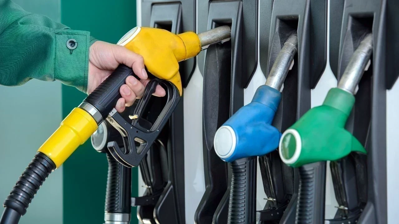 Pakistan Petrol Price Hike: ਪਾਕਿਸਤਾਨ 'ਚ ਪੈਟਰੋਲ-ਡੀਜ਼ਲ ਮਹਿੰਗੇ, ਸਰਕਾਰ ਨੇ ਫਿਰ ਦਿੱਤਾ ਲੋਕਾਂ ਨੂੰ ਵੱਡਾ ਝਟਕਾ