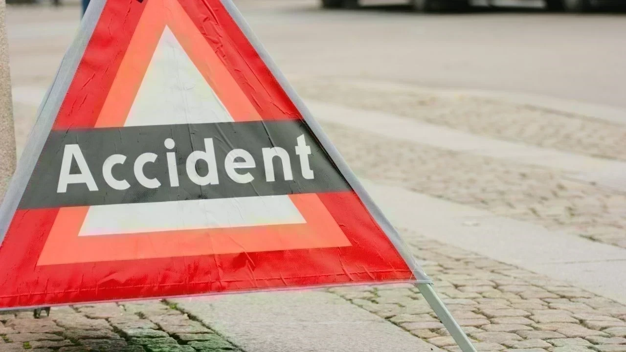 Pathankot Bus Accident: ਪਠਾਨਕੋਟ-ਜਲੰਧਰ ਹਾਈਵੇ 'ਤੇ ਤੇਜ਼ ਰਫ਼ਤਾਰ ਬੱਸ ਦਾ ਕਹਿਰ, 2 ਦੀ ਮੌਤ, 4 ਜ਼ਖਮੀ