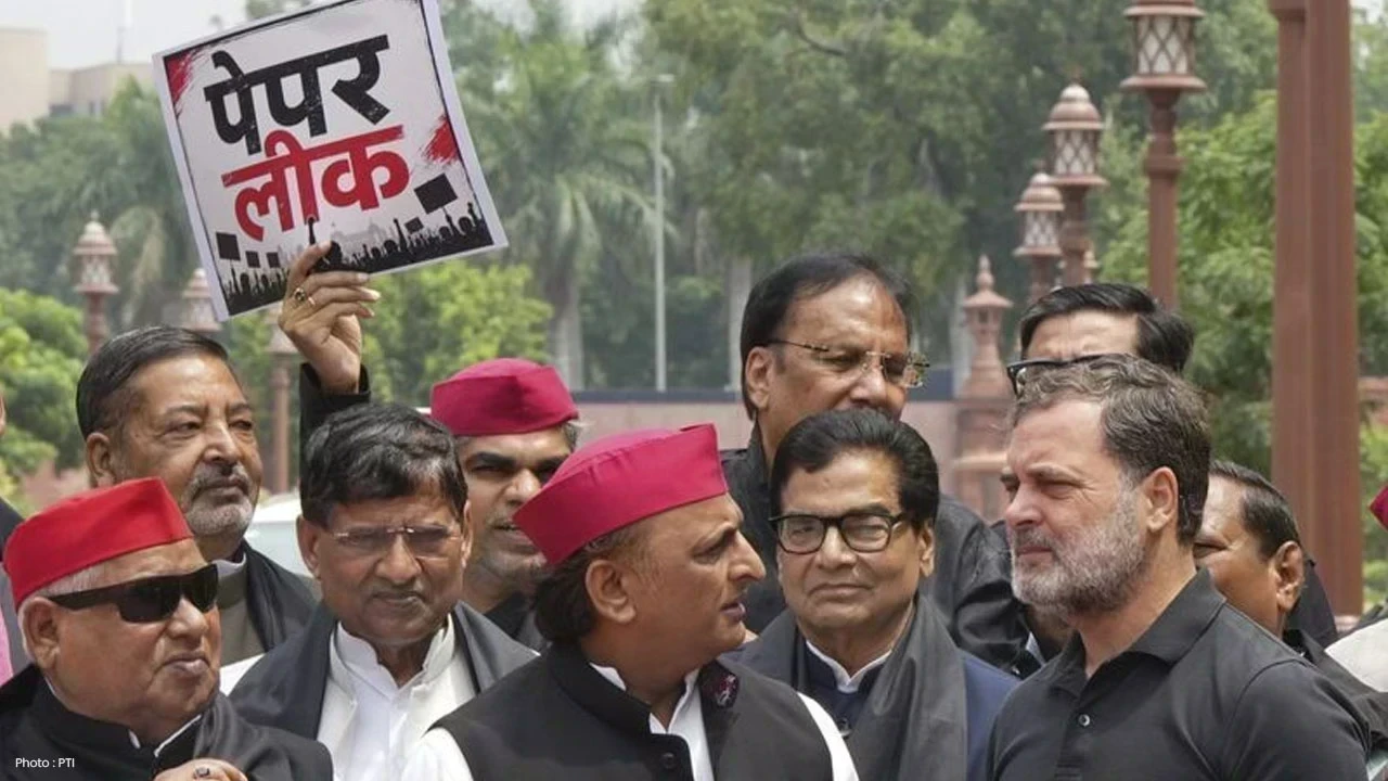 Parliament Monsoon Session: ਕਾਲੇ ਕੱਪੜੇ ਪਾ ਕੇ ਸੰਸਦ ਪਹੁੰਚਿਆ ਵਿਰੋਧ, NEET-UG ਪੇਪਰ ਲੀਕ ਅਤੇ ਵਿਦਿਆਰਥੀਆਂ 'ਤੇ ਪੁਲੀਸ ਕਾਰਵਾਈ ਦਾ ਮੁੱਦਾ ਗਰਮਾਇਆ