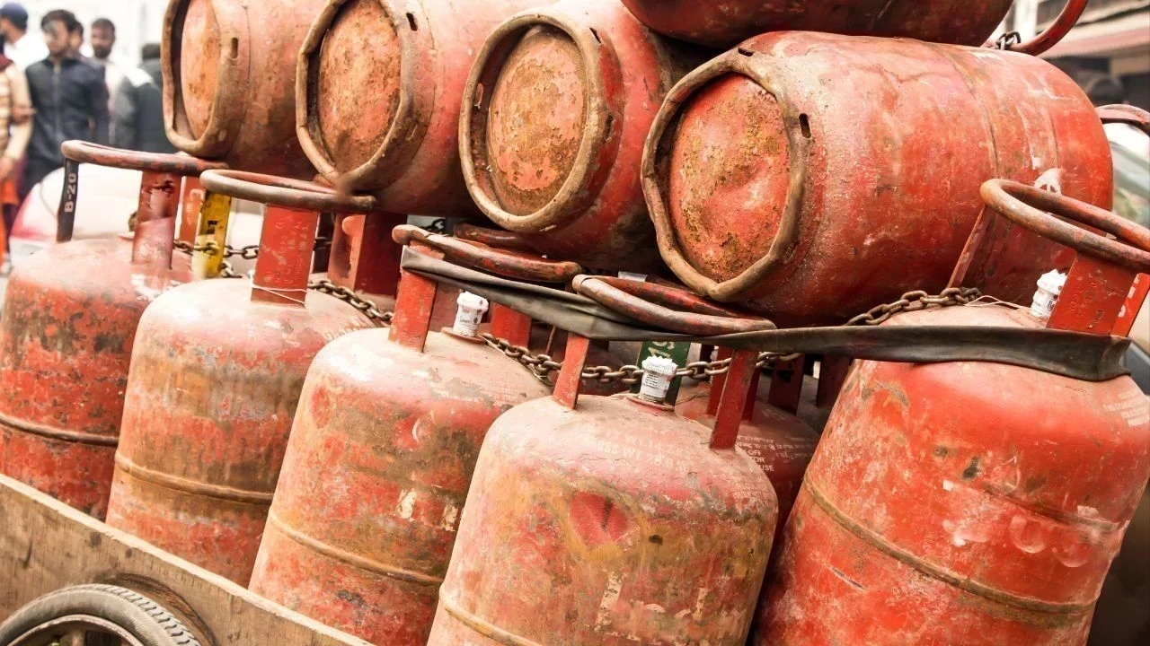 LPG Cylinder Price Today: ਘਰੇਲੂ ਅਤੇ Commercial LPG ਸਿਲੰਡਰਾਂ ਦੇ ਨਵੇਂ ਰੇਟ ਜਾਰੀ, ਅੱਜ ਨਹੀਂ ਹੋਇਆ ਕੋਈ ਵਾਧਾ