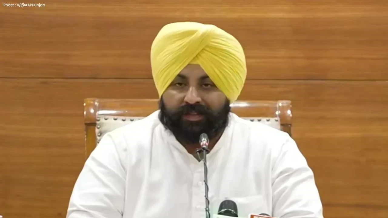 ਪੰਜਾਬ ਸਰਕਾਰ ਨੇ ਠੇਕਾ ਆਧਾਰਿਤ ਸਫ਼ਾਈ ਸੇਵਕਾਂ ਅਤੇ ਸੀਵਰਮੈਨਾਂ ਦੀ ਤਨਖ਼ਾਹ ਲਗਭਗ ਕੀਤੀ ਦੁੱਗਣੀ, ਹੁਣ ਮਿਲਣਗੇ ₹20,500 ਪ੍ਰਤੀ ਮਹੀਨਾ