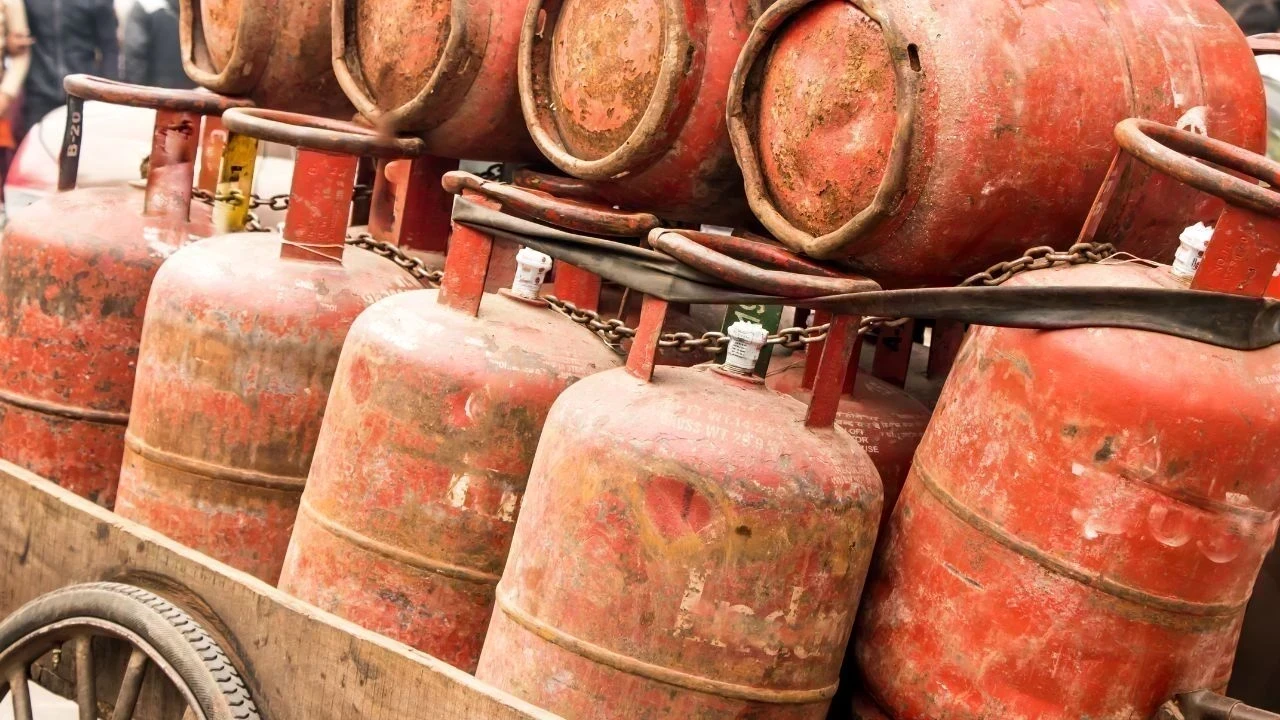 Cylinder Price On 1 August: 19 ਕਿਲੋ ਕਮਰਸ਼ੀਅਲ LPG ਸਿਲੰਡਰ ਹੋਇਆ ਸਸਤਾ, 200 ਰੁਪਏ ਤੋਂ ਵੱਧ ਦੀ ਕਟੌਤੀ; ਜਾਣੋ ਨਵੀਆਂ ਕੀਮਤਾਂ