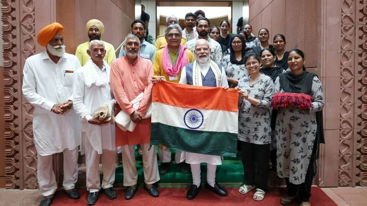 National Handloom Day: KVM ਦੇ 20 ਮੈਂਬਰੀ ਵਫ਼ਦ ਨੇ PM Modi ਨਾਲ ਕੀਤੀ ਮੁਲਾਕਾਤ, ਕੁਦਰਤੀ ਕਪਾਹ ਤੋਂ ਬਣਿਆ ਖਾਦੀ ਤਿਰੰਗਾ ਕੀਤਾ ਭੇਟ