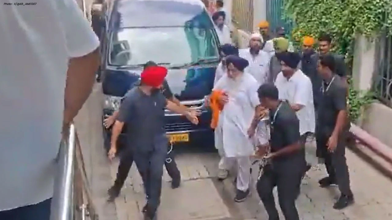 ਸ਼੍ਰੋਮਣੀ ਅਕਾਲੀ ਦਲ ਦੇ ਪ੍ਰਧਾਨ ਸੁਖਬੀਰ ਸਿੰਘ ਬਾਦਲ 'ਤੇ ਹਮਲਾ