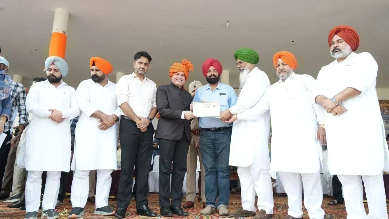 DC Rahul Chaba ਨੇ ਸਮਾਜ ਸੇਵਾ ਲਈ Kanwalinder Pal Singh Saran ਨੂੰ ਕੀਤਾ ਸਨਮਾਨਿਤ