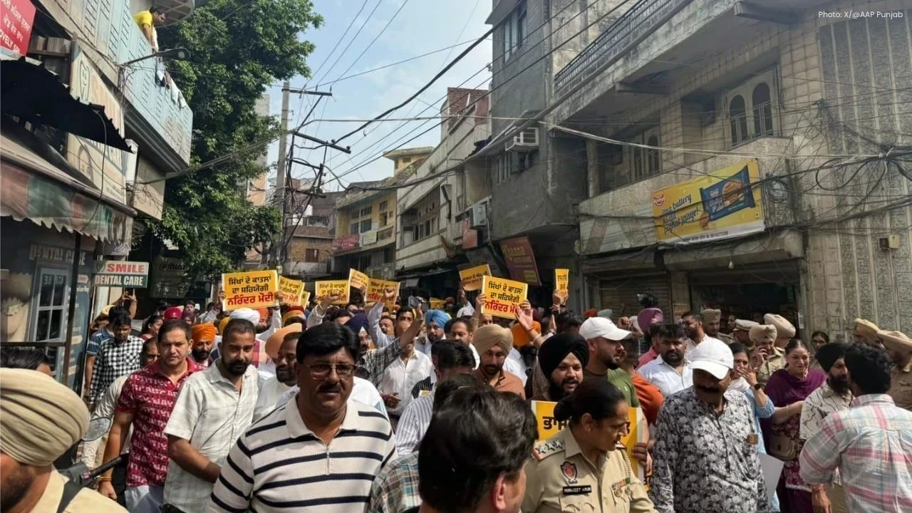 Amritsar ’ਚ AAP Protest: Tarun Chugh ਦੀ ਰਿਹਾਇਸ਼ ਬਾਹਰ ‘ਆਪ’ ਵਰਕਰਾਂ ਦਾ ਪ੍ਰਦਰਸ਼ਨ