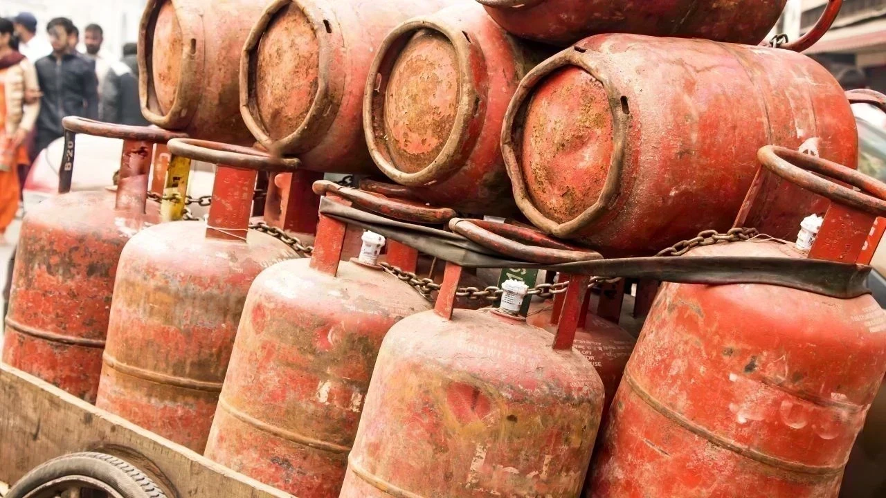 LPG Cylinder Price Hike: 19 ਕਿਲੋ ਸਿਲੰਡਰ ₹9.50 ਮਹਿੰਗਾ, ਜਾਣੋ ਨਵੀਂ ਕੀਮਤ
