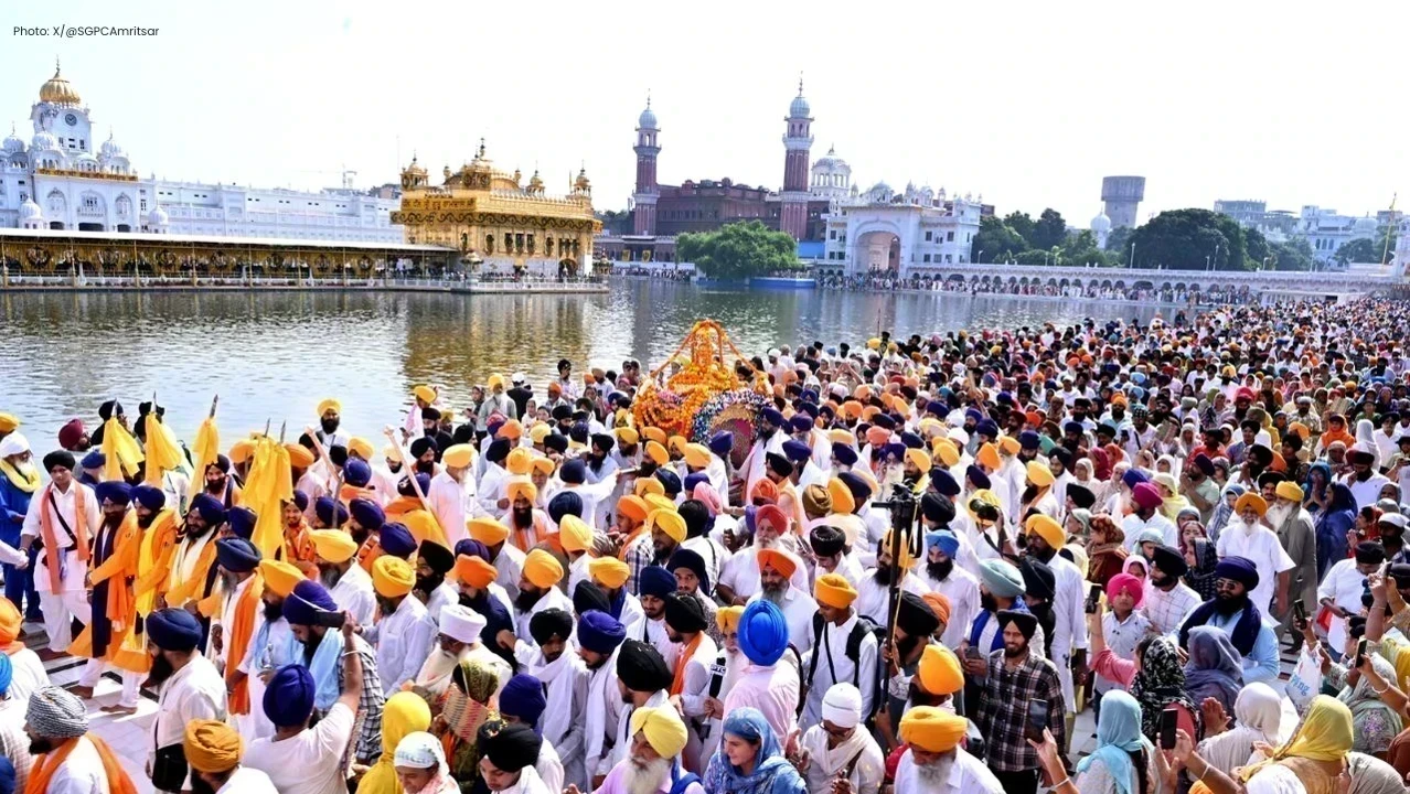Sri Guru Granth Sahib Prakash Purab: ਸ੍ਰੀ ਰਾਮਸਰ ਸਾਹਿਬ ਤੋਂ ਸ੍ਰੀ ਹਰਿਮੰਦਰ ਸਾਹਿਬ ਤੱਕ ਸਜਾਇਆ ਵਿਸ਼ਾਲ ਨਗਰ ਕੀਰਤਨ