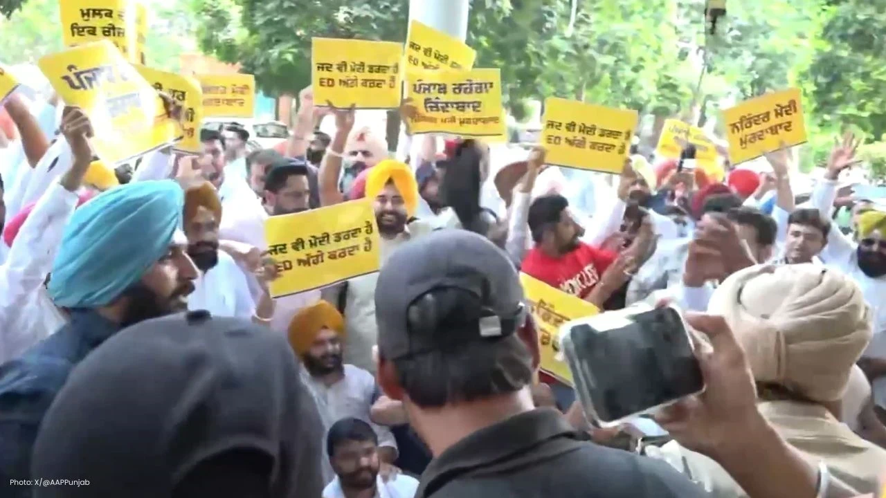 GMADA ED Raid ’ਤੇ ਪੰਜਾਬ ਦੀ ਸਿਆਸਤ ਗਰਮ, AAP ਦਾ ਸੜਕਾਂ ’ਤੇ ਉਤਰਨ ਦਾ ਐਲਾਨ