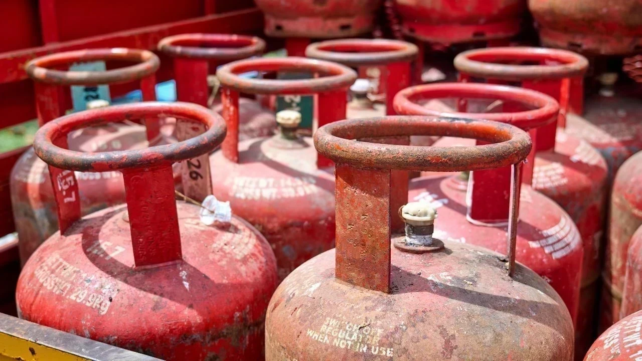 LPG Gas Price Hike: ਤਿਉਹਾਰਾਂ ਤੋਂ ਪਹਿਲਾਂ ਵਧੀ ਮਹਿੰਗਾਈ, ਕਮਰਸ਼ੀਅਲ ਸਿਲੰਡਰ ₹71.50 ਤੱਕ ਮਹਿੰਗਾ