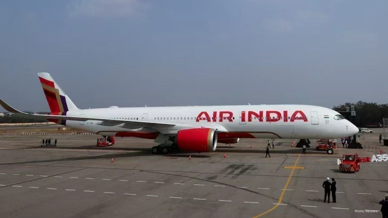 Air India Fuel Surcharge: ਤਿਉਹਾਰੀ ਸੀਜ਼ਨ ਤੋਂ ਪਹਿਲਾਂ ਹਵਾਈ ਸਫ਼ਰ ਮਹਿੰਗਾ, ਘਰੇਲੂ ਤੇ ਕੌਮਾਂਤਰੀ ਉਡਾਣਾਂ ਲਈ ਵਧੇ ਖਰਚੇ