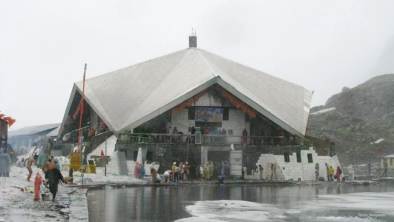 Hemkund Sahib Snowfall: ਸ੍ਰੀ ਹੇਮਕੁੰਟ ਸਾਹਿਬ ’ਚ ਸੀਜ਼ਨ ਦੀ ਤੀਜੀ ਬਰਫ਼ਬਾਰੀ, 10 ਅਕਤੂਬਰ ਨੂੰ ਬੰਦ ਹੋਣਗੇ ਦਰਵਾਜ਼ੇ