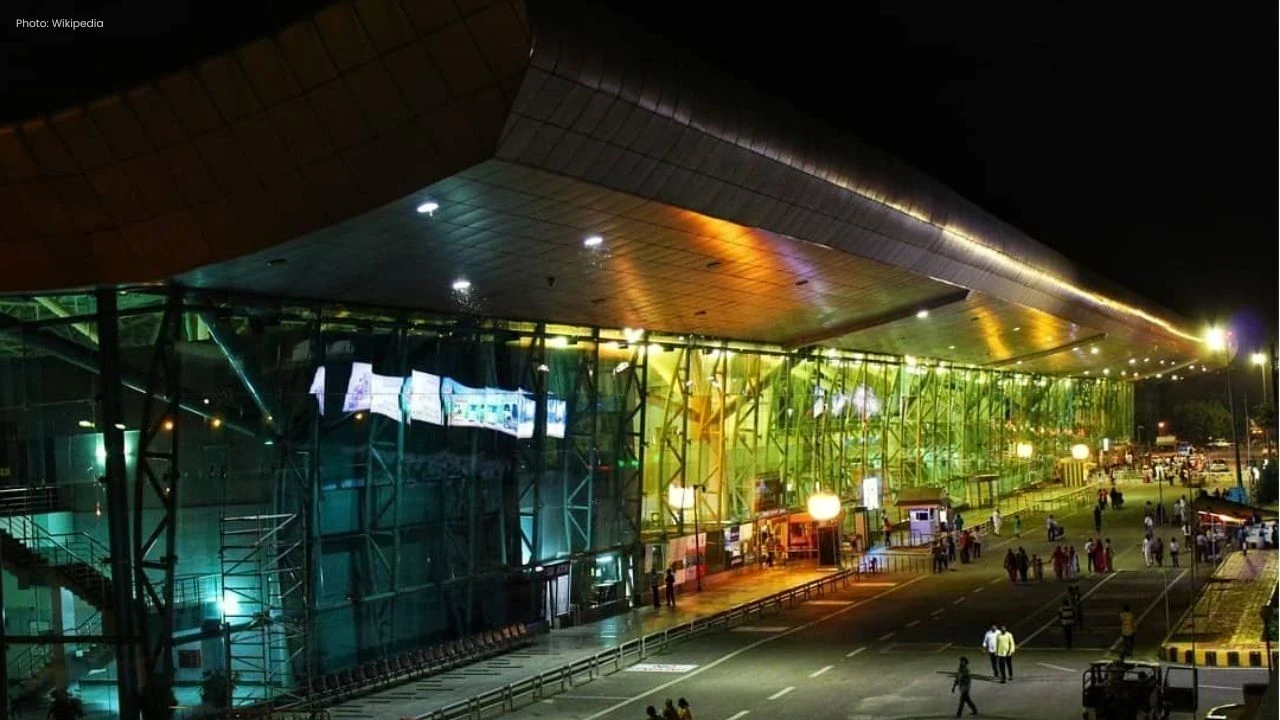 Amritsar Airport Drone Activity: ਅੰਮ੍ਰਿਤਸਰ ਹਵਾਈ ਅੱਡੇ ਨੇੜੇ 3 ਸ਼ੱਕੀ ਡਰੋਨ, ਦਿੱਲੀ ਤੇ ਚੰਡੀਗੜ੍ਹ ਵੱਲ ਮੋੜੀਆਂ ਗਈਆਂ ਉਡਾਣਾਂ