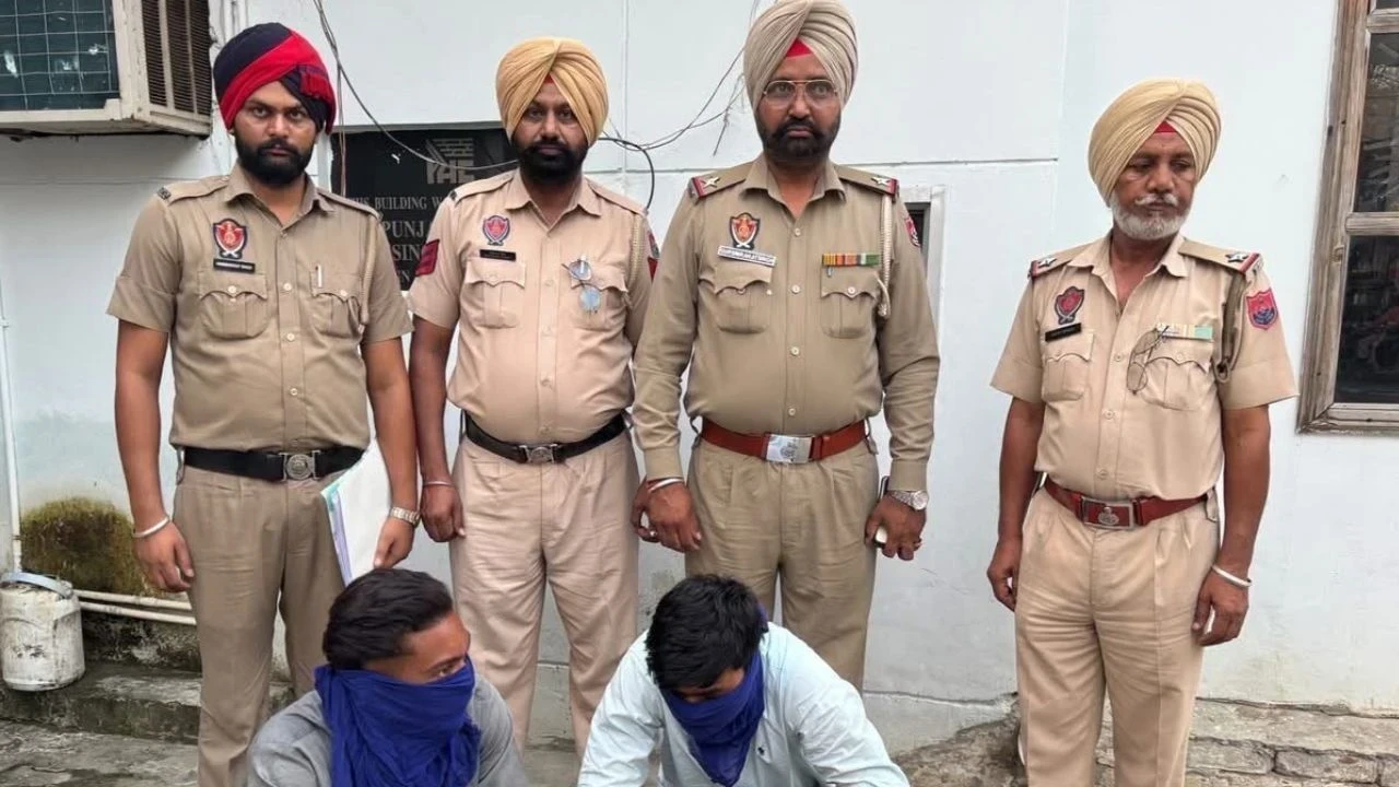 Barnala Fake Police: ਬਰਨਾਲਾ ’ਚ ਨਕਲੀ ਪੁਲਿਸ ਮੁਲਾਜ਼ਮਾਂ ਦਾ ਪਰਦਾਫਾਸ਼, ਵਰਦੀ ਪਾ ਕੇ ਲੋਕਾਂ ਤੋਂ ਵਸੂਲਦੇ ਸਨ ਪੈਸੇ