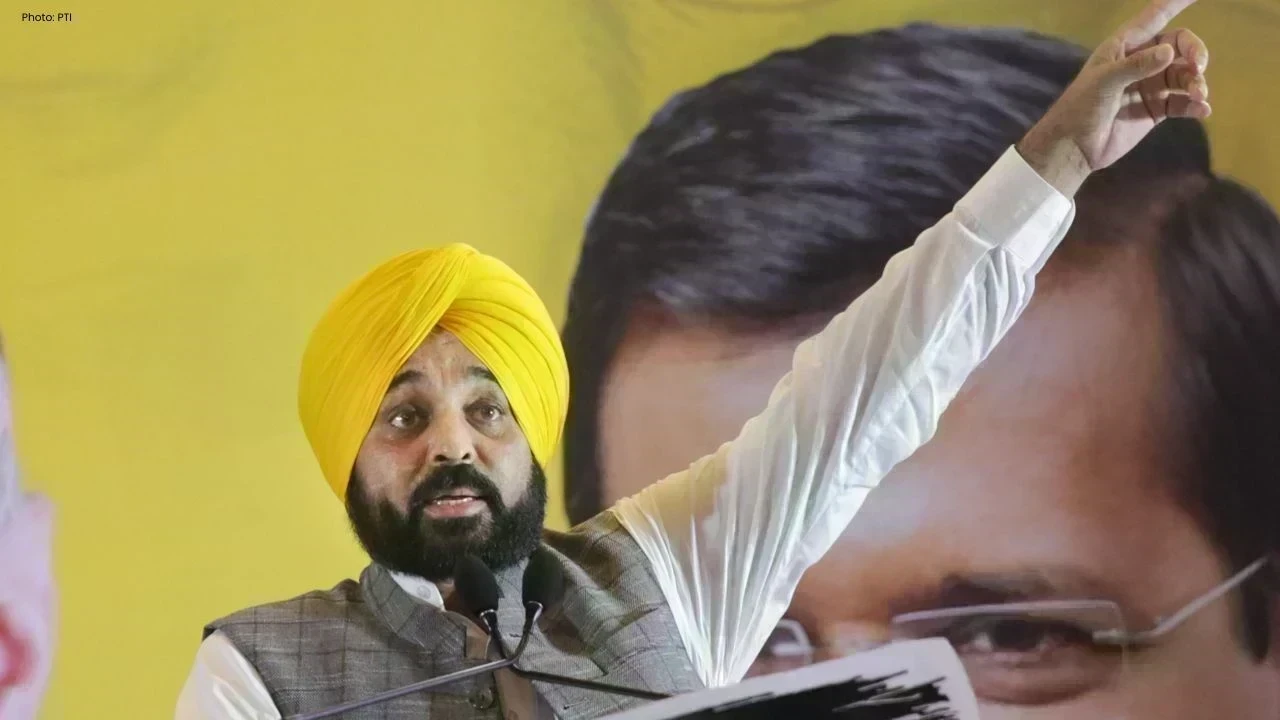 Bhagwant Mann Challan Controversy: ਦਿੱਲੀ ਏਅਰਪੋਰਟ ’ਤੇ 3 ਘੰਟੇ ਰੋਕੇ ਜਾਣ ਅਤੇ ₹50,000 ਦੇ ਚਲਾਨ ਦਾ ਦਾਅਵਾ